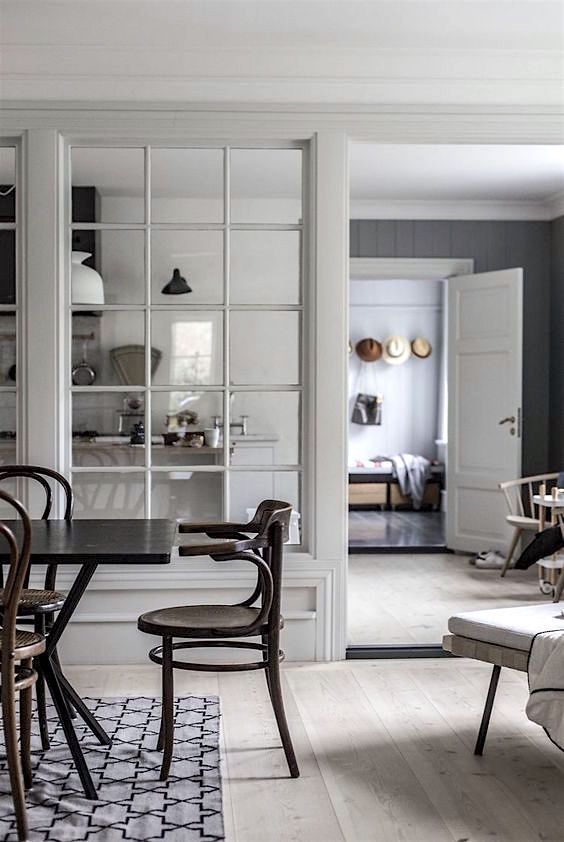 Glass window partition-no foyer entry - source unknown