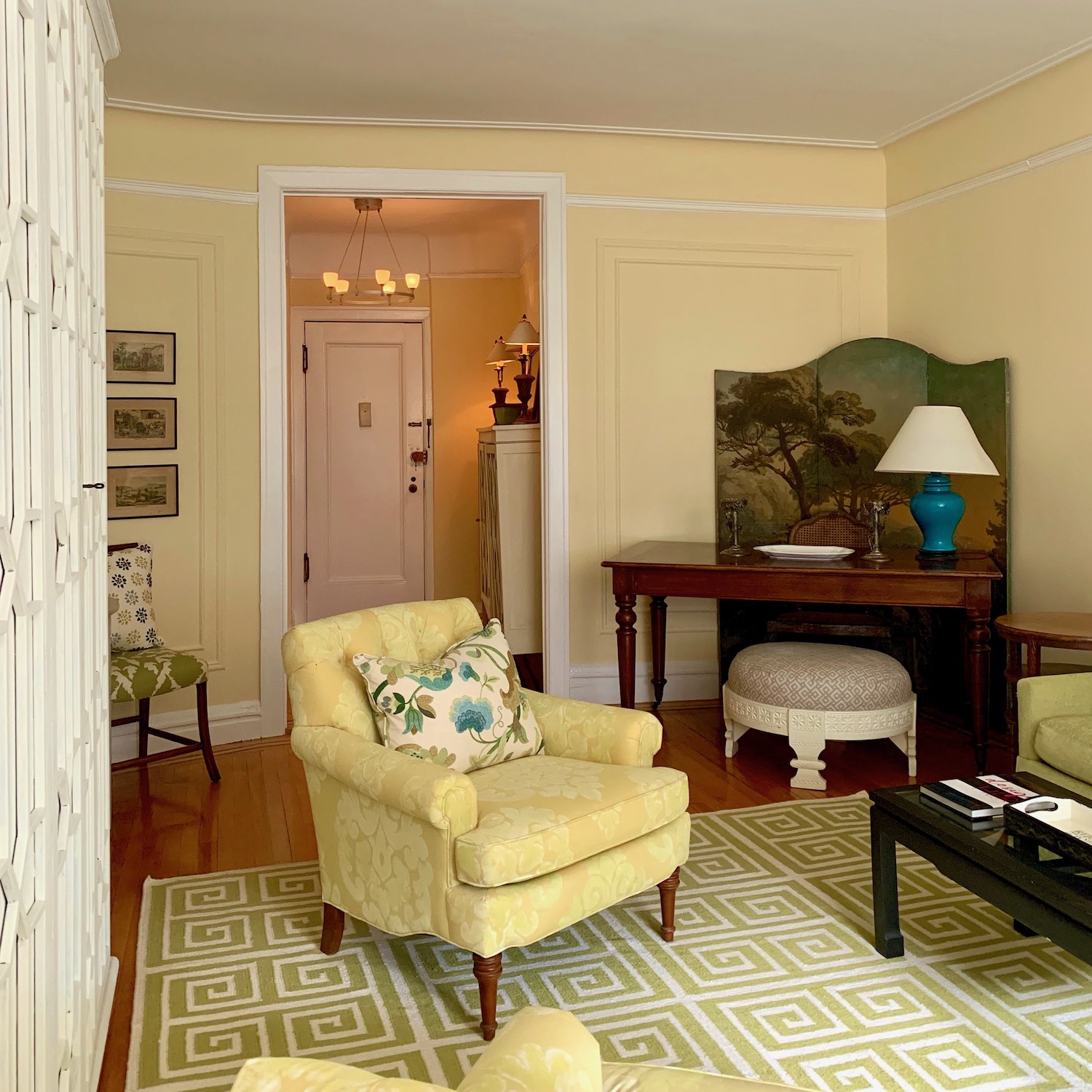 Pondfield Rd Bronxville apartment for sale - living room - entry - Benjamin Moore America's Heartland wall color