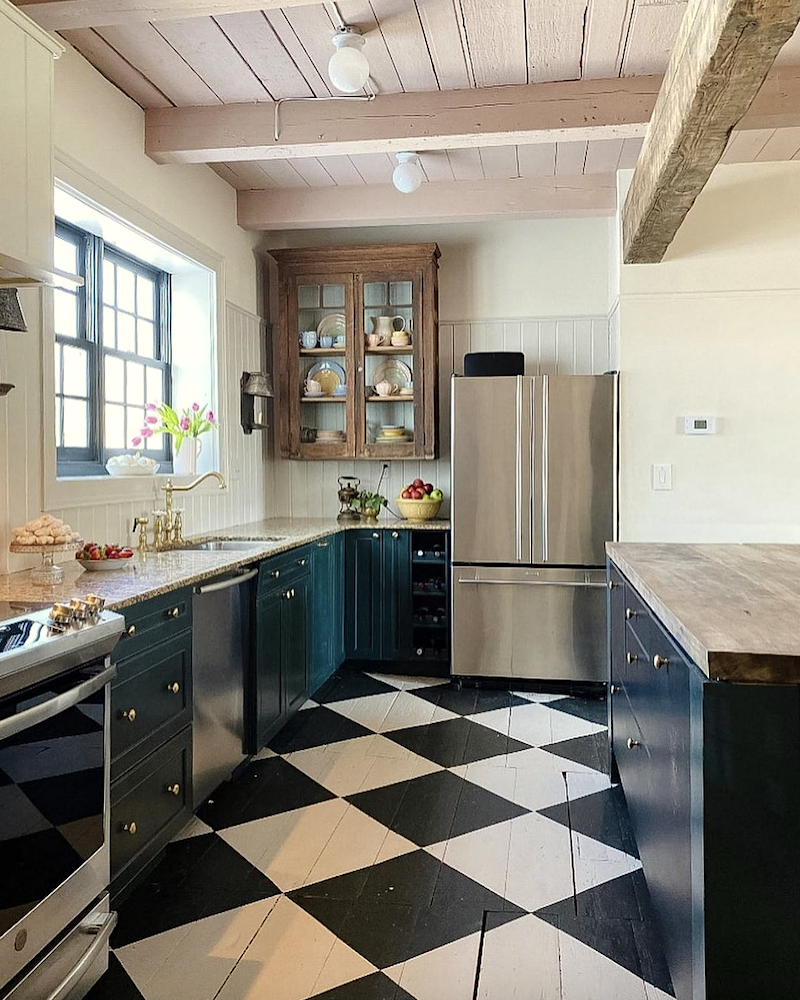 Farrowandball #studiogreen - #dimity walls #calamine ceiling - photo @katecrothersdesign